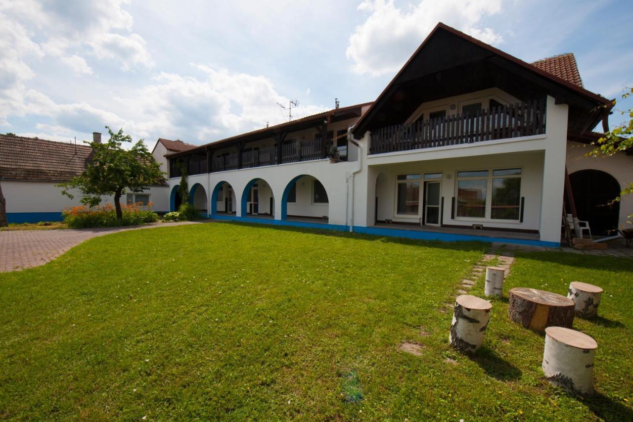 Penzion Posada Podivin Extérieur photo