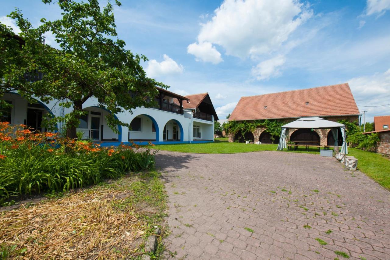 Hotel Penzion Posada à Podivin Extérieur photo